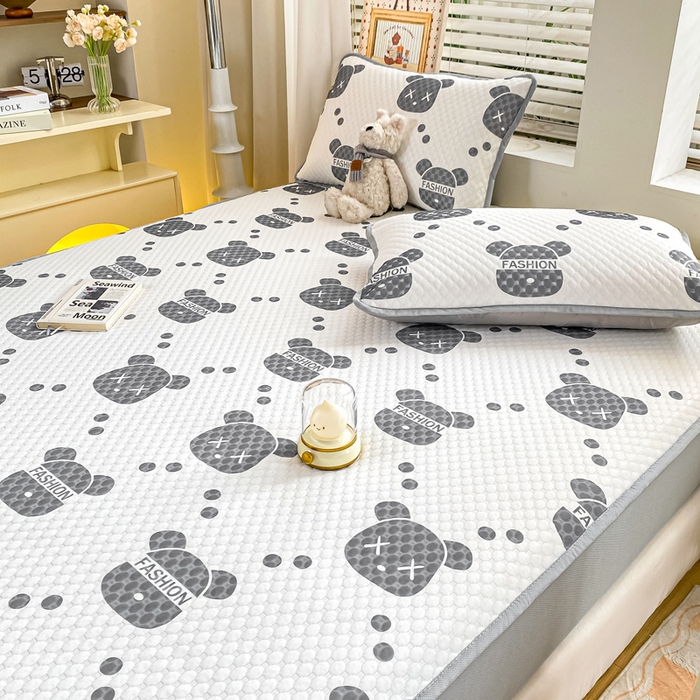 91家纺网 家纺一手货源 找家纺 慕梵家居 2025新款冰豆豆数码印花圆网凉席款凉席席子三件套 潮牌熊