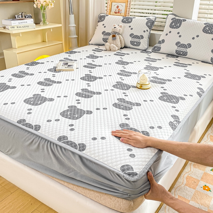 91家纺网 家纺一手货源 找家纺 慕梵家居 2025新款冰豆豆数码印花圆网凉席款凉席席子三件套 潮牌熊