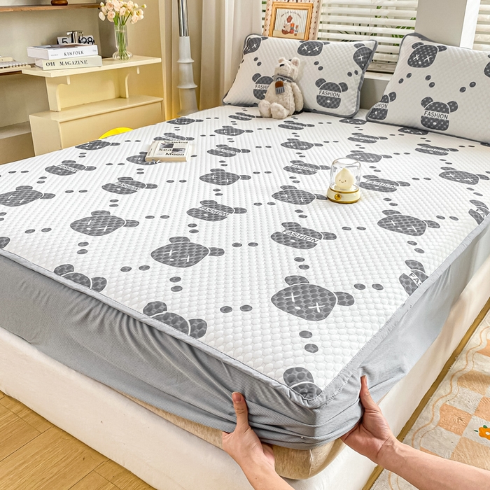 91家纺网 家纺一手货源 找家纺 慕梵家居 2025新款冰豆豆数码印花圆网凉席款凉席席子三件套 潮牌熊