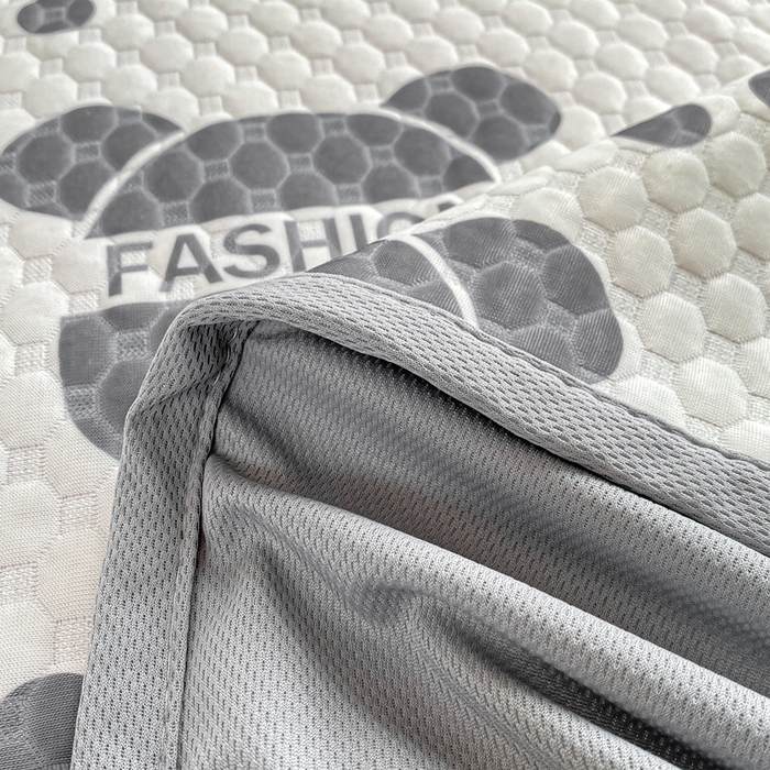 91家纺网 家纺一手货源 找家纺 慕梵家居 2025新款冰豆豆数码印花圆网凉席款凉席席子三件套 潮牌熊