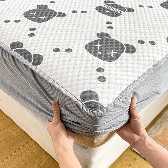 91家纺网 家纺一手货源 找家纺 慕梵家居 2025新款冰豆豆数码印花圆网凉席款凉席席子三件套 潮牌熊