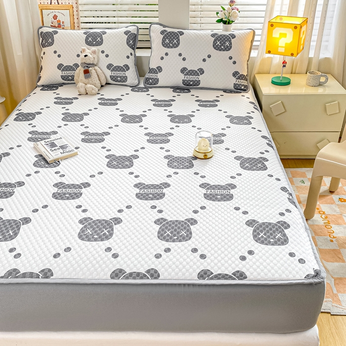 91家纺网 家纺一手货源 找家纺 慕梵家居 2025新款冰豆豆数码印花圆网凉席款凉席席子三件套 潮牌熊