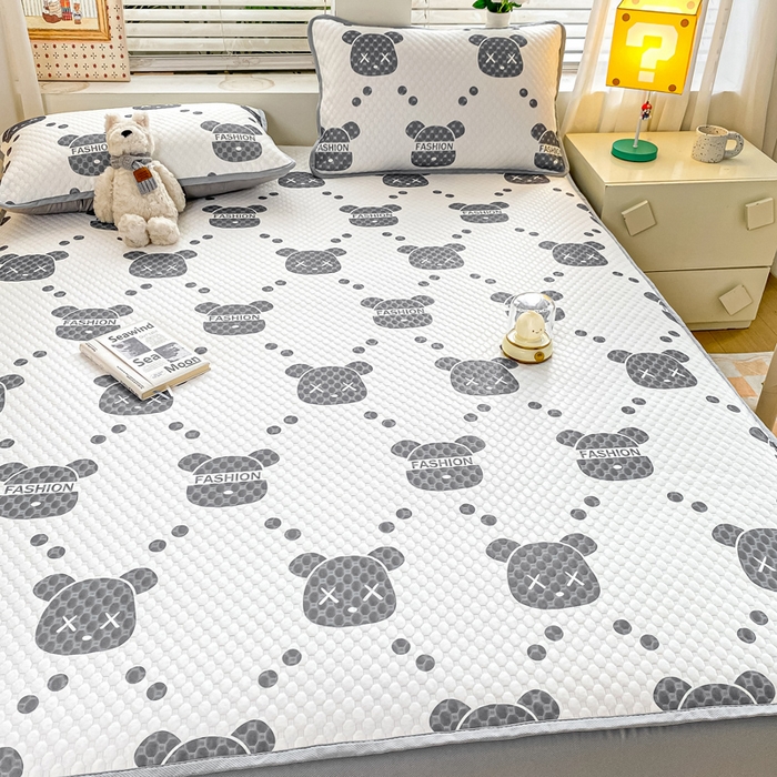 91家纺网 家纺一手货源 找家纺 慕梵家居 2025新款冰豆豆数码印花圆网凉席款凉席席子三件套 潮牌熊