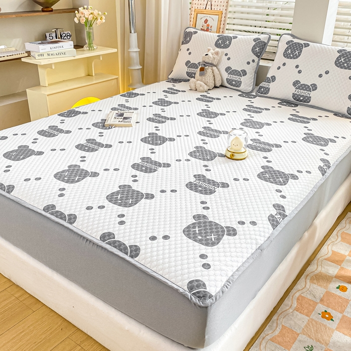 91家纺网 家纺一手货源 找家纺 慕梵家居 2025新款冰豆豆数码印花圆网凉席款凉席席子三件套 潮牌熊