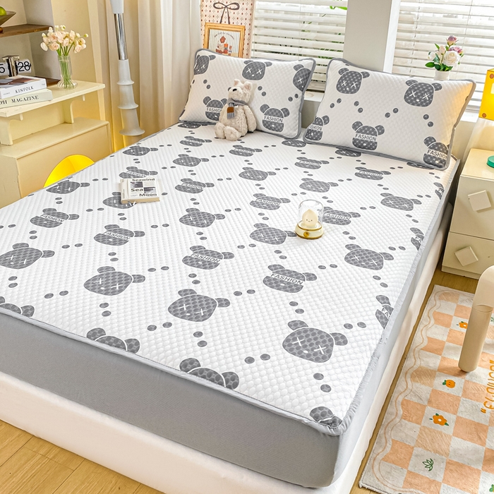 91家纺网 家纺一手货源 找家纺 慕梵家居 2025新款冰豆豆数码印花圆网凉席款凉席席子三件套 潮牌熊