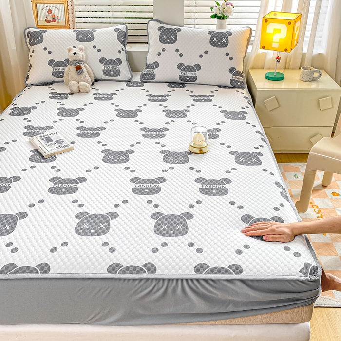 91家纺网 家纺一手货源 找家纺 慕梵家居 2025新款冰豆豆数码印花圆网凉席款凉席席子三件套 潮牌熊