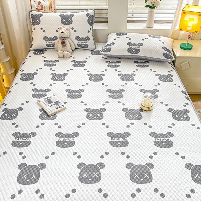 91家纺网 家纺一手货源 找家纺 慕梵家居 2025新款冰豆豆数码印花圆网凉席款凉席席子三件套 潮牌熊