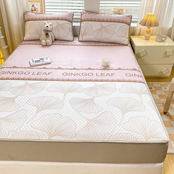 91家纺网 家纺一手货源 找家纺 慕梵家居 2025新款冰豆豆数码印花圆网凉席款凉席席子三件套 芭蕉叶