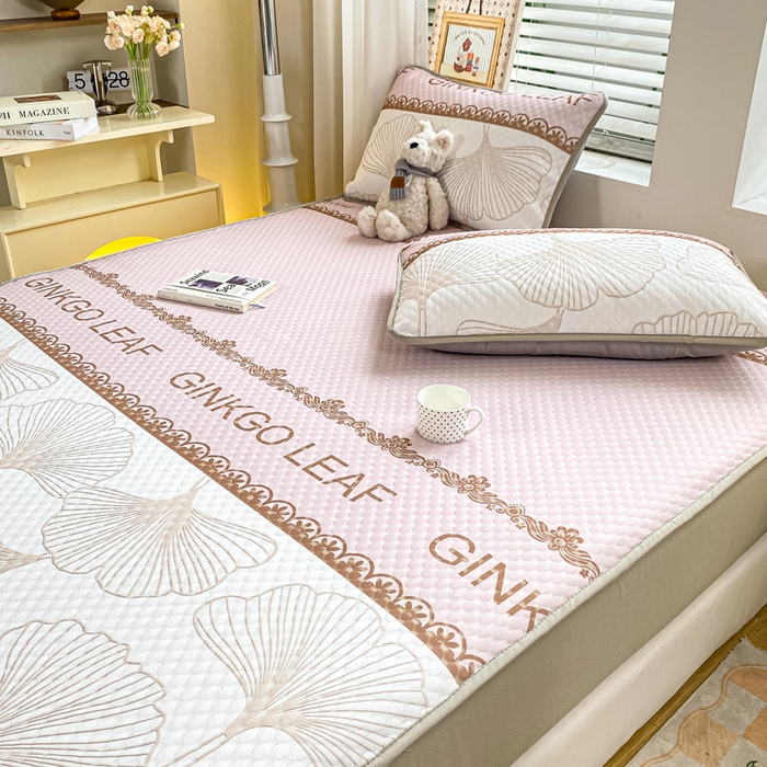 91家纺网 家纺一手货源 找家纺 慕梵家居 2025新款冰豆豆数码印花圆网凉席款凉席席子三件套 芭蕉叶