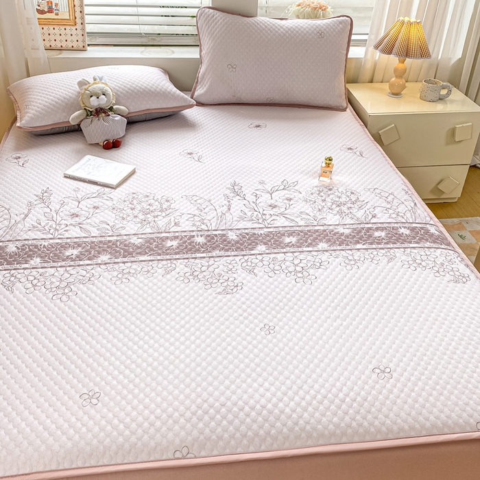 91家纺网 家纺一手货源 找家纺 慕梵家居 2025新款冰豆豆数码印花圆网凉席款凉席席子三件套 格桑花