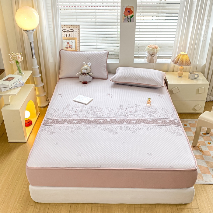 91家纺网 家纺一手货源 找家纺 慕梵家居 2025新款冰豆豆数码印花圆网凉席款凉席席子三件套 格桑花