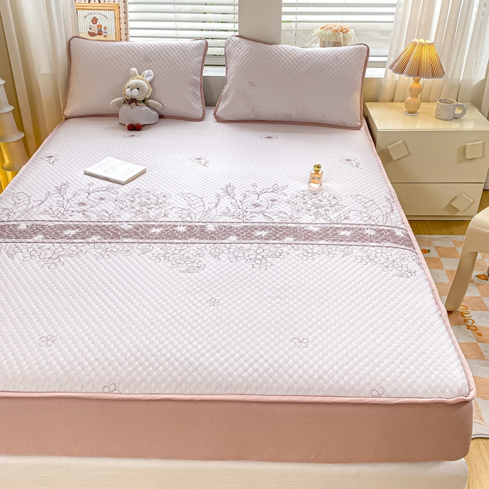 91家纺网 家纺一手货源 找家纺 慕梵家居 2025新款冰豆豆数码印花圆网凉席款凉席席子三件套 格桑花