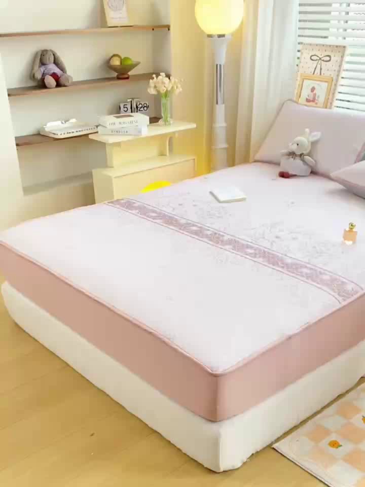 91家纺网 家纺一手货源 找家纺 慕梵家居 2025新款冰豆豆数码印花圆网凉席款凉席席子三件套 格桑花