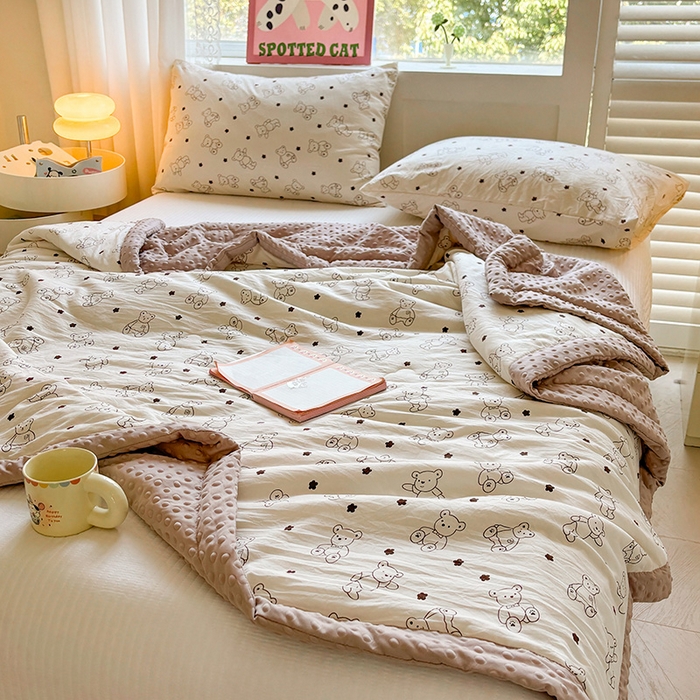 91家纺网 家纺一手货源 找家纺 美梦里 2025春夏新款新疆棉花豆豆被夏被夏凉被空调被 小熊心愿（豆豆被）