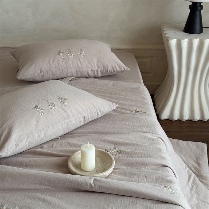 91家纺网 家纺一手货源 找家纺 鹿班家居 2025年夏季双层皱皱纱刺绣夏被系列—猫耳花园【标准会员-20元】 棕色