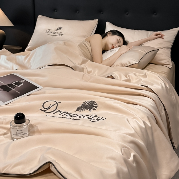 91家纺网 家纺一手货源 找家纺 伊梵居 2025新款水洗真丝刺绣夏被四件套 梦羽-卡其