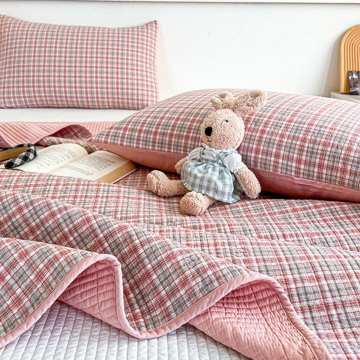 91家纺网 家纺一手货源 找家纺 沐纯家居 2025新款格子款天丝棉床盖三件套 布丁粉