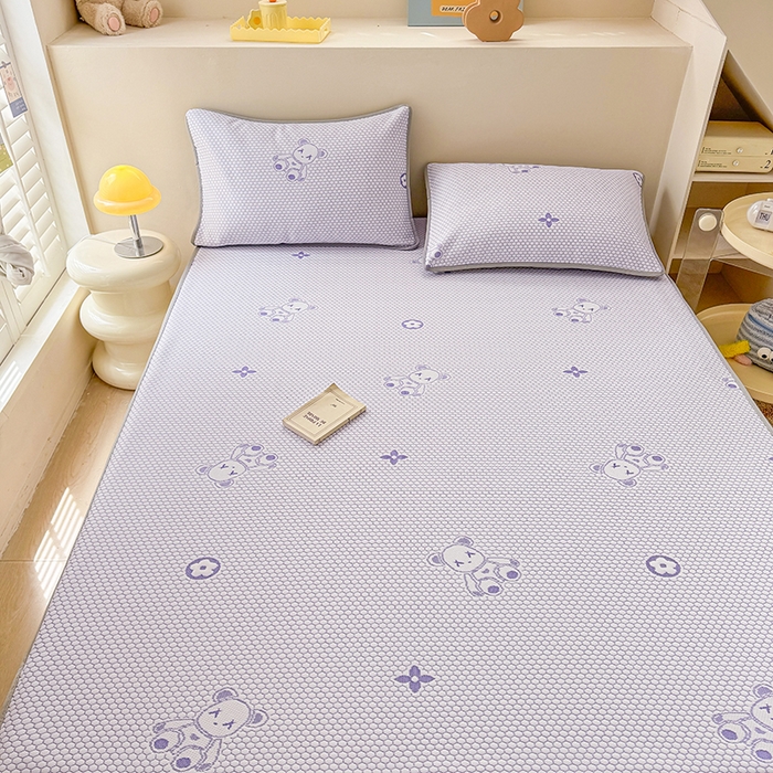 91家纺网 家纺一手货源 找家纺 雪鲨家纺  2025新款凉感冰豆豆凉席凉豆豆三件套冰丝提花软席PE 小熊紫