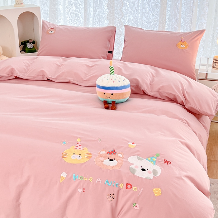 91家纺网 家纺一手货源 找家纺 曼町家居 2025春夏新款40支全棉纯棉水洗棉刺绣四件套 萌趣熊抱--慕斯粉