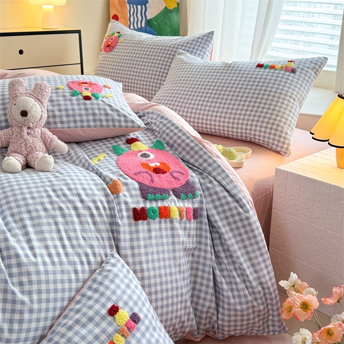 91家纺网 家纺一手货源 找家纺 多品 2025春夏新款水洗棉毛巾绣卡通系列四件套-系列二 格子怪兽