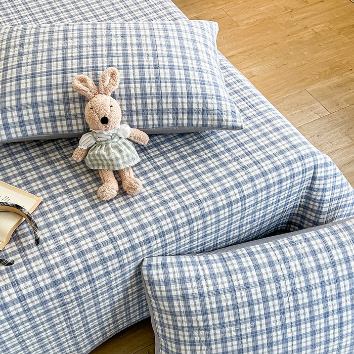 91家纺网 家纺一手货源 找家纺 沐纯家居 2025新款格子款天丝棉床盖三件套 布丁蓝-配灰