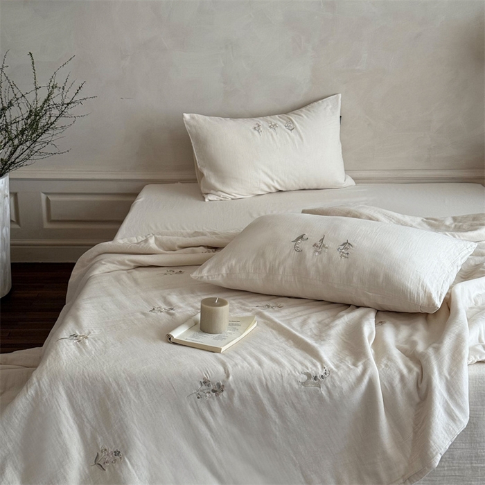 91家纺网 家纺一手货源 找家纺 鹿班家居 2025年夏季双层皱皱纱刺绣夏被系列—猫耳花园【标准会员-20元】 白色