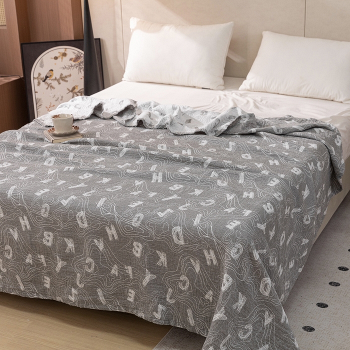 91家纺网 家纺一手货源 找家纺 乐家毛巾被 2025春夏新款三层棉全棉纯棉毛巾被 灰色字母