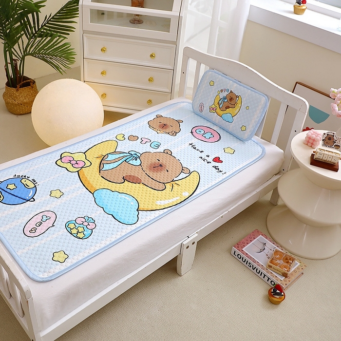 91家纺网 家纺一手货源 找家纺 八零年代  2025新款3D凉豆豆大版卡通儿童凉席夏被三件套冰豆豆凉席 凉豆豆 月亮卡皮巴拉