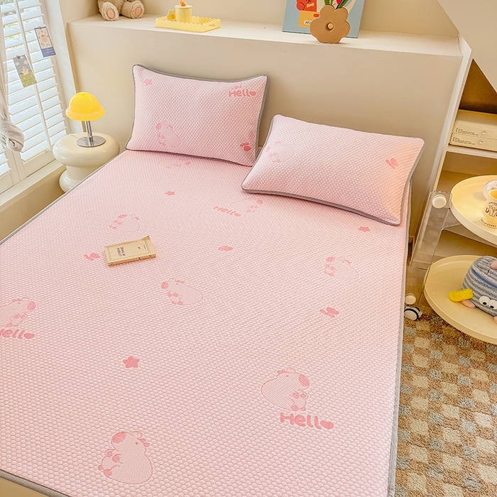 91家纺网 家纺一手货源 找家纺 雪鲨家纺  2025新款凉感冰豆豆凉席凉豆豆三件套冰丝提花软席PE 卡比巴拉粉