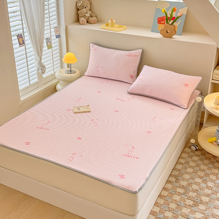 91家纺网 家纺一手货源 找家纺 雪鲨家纺  2025新款凉感冰豆豆凉席凉豆豆三件套冰丝提花软席PE 卡比巴拉粉