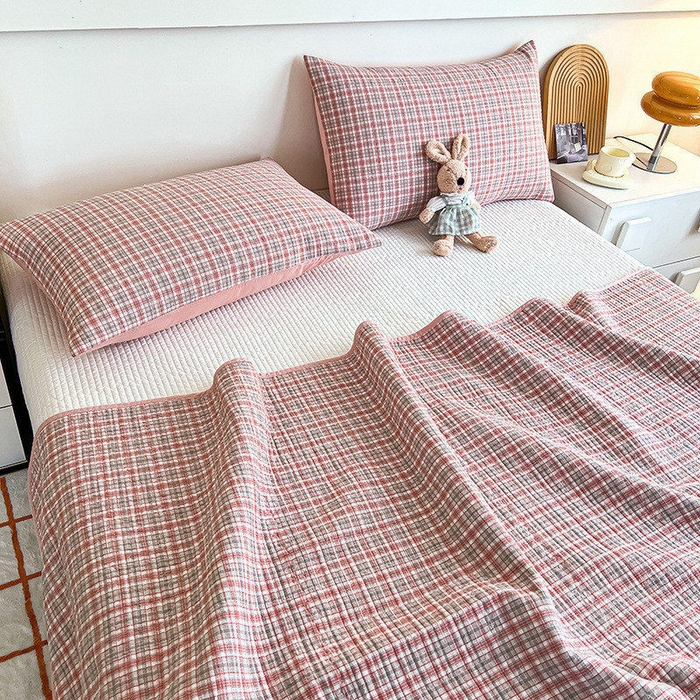 91家纺网 家纺一手货源 找家纺 沐纯家居 2025新款格子款天丝棉床盖三件套 布丁粉