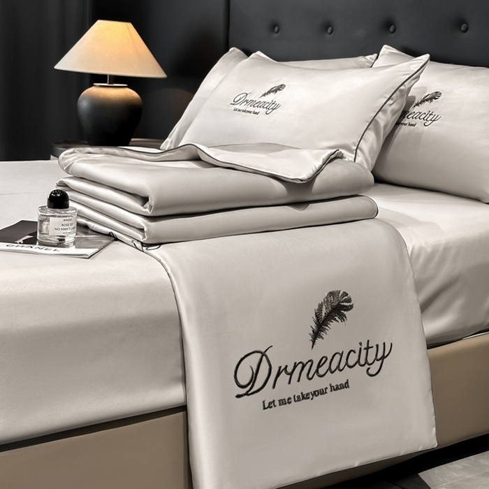 91家纺网 家纺一手货源 找家纺 伊梵居 2025新款水洗真丝刺绣夏被四件套 梦羽-山灰