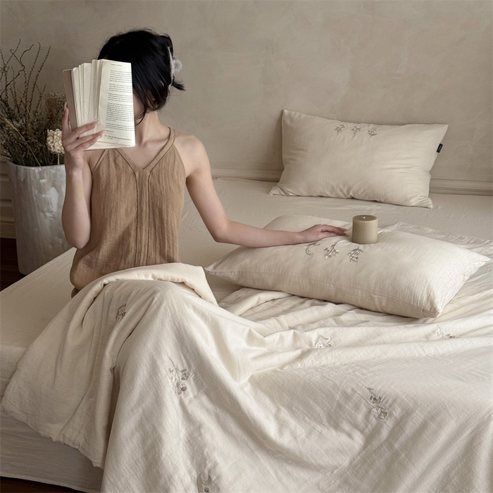 91家纺网 家纺一手货源 找家纺 鹿班家居 2025年夏季双层皱皱纱刺绣夏被系列—猫耳花园【标准会员-20元】 白色