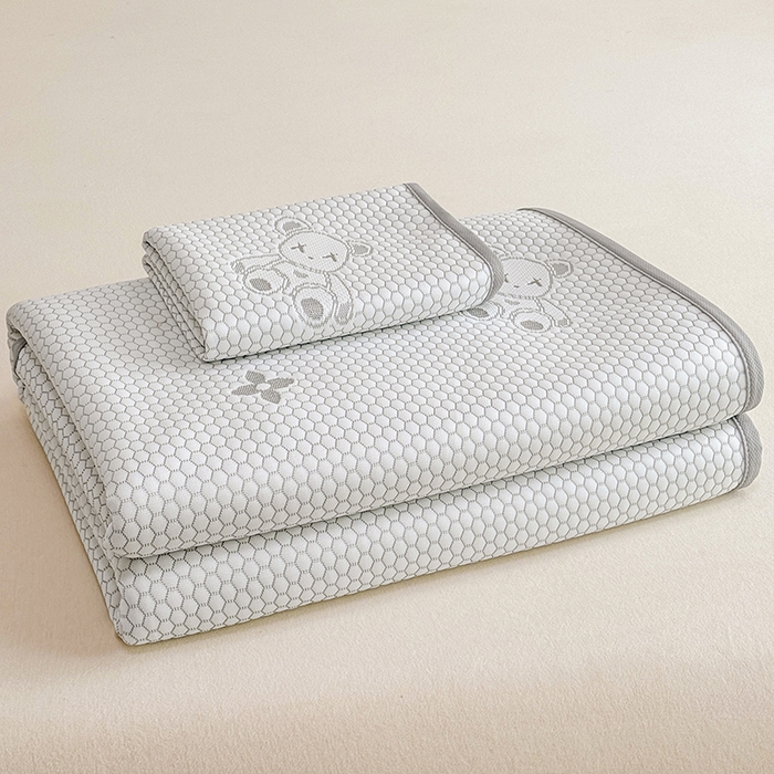 91家纺网 家纺一手货源 找家纺 雪鲨家纺  2025新款凉感冰豆豆凉席凉豆豆三件套冰丝提花软席PE 小熊灰