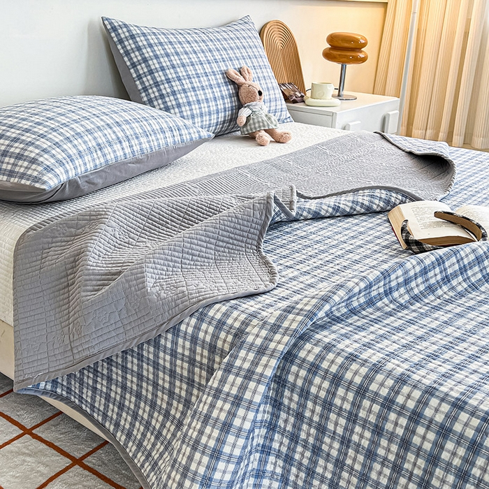 91家纺网 家纺一手货源 找家纺 沐纯家居 2025新款格子款天丝棉床盖三件套 布丁蓝-配灰