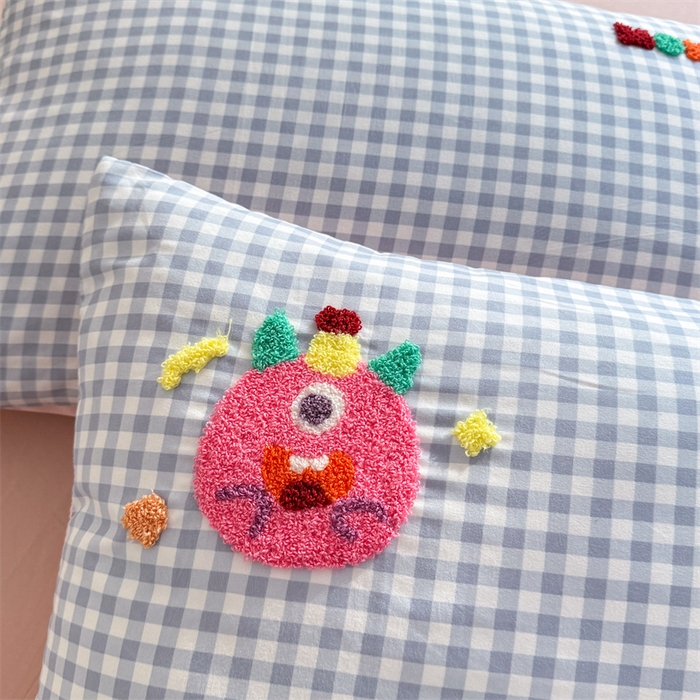 91家纺网 家纺一手货源 找家纺 多品 2025春夏新款水洗棉毛巾绣卡通系列被套单件-单被套 格子怪兽