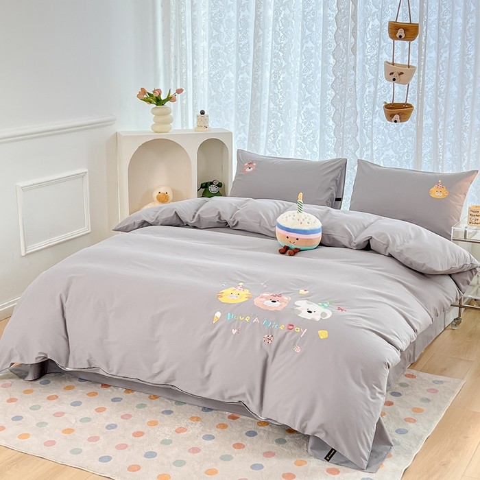 91家纺网 家纺一手货源 找家纺 曼町家居 2025春夏新款40支全棉纯棉水洗棉刺绣四件套 萌趣熊抱-薄雾灰