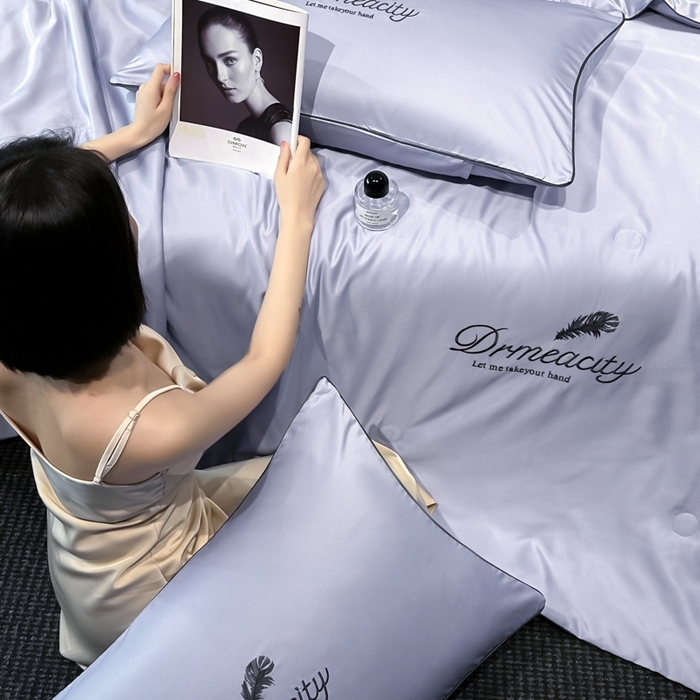 91家纺网 家纺一手货源 找家纺 伊梵居 2025新款水洗真丝刺绣夏被四件套 梦羽-星黛紫