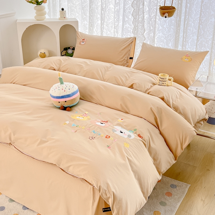 91家纺网 家纺一手货源 找家纺 曼町家居 2025春夏新款40支全棉纯棉水洗棉刺绣四件套 萌趣熊抱-浅纱色