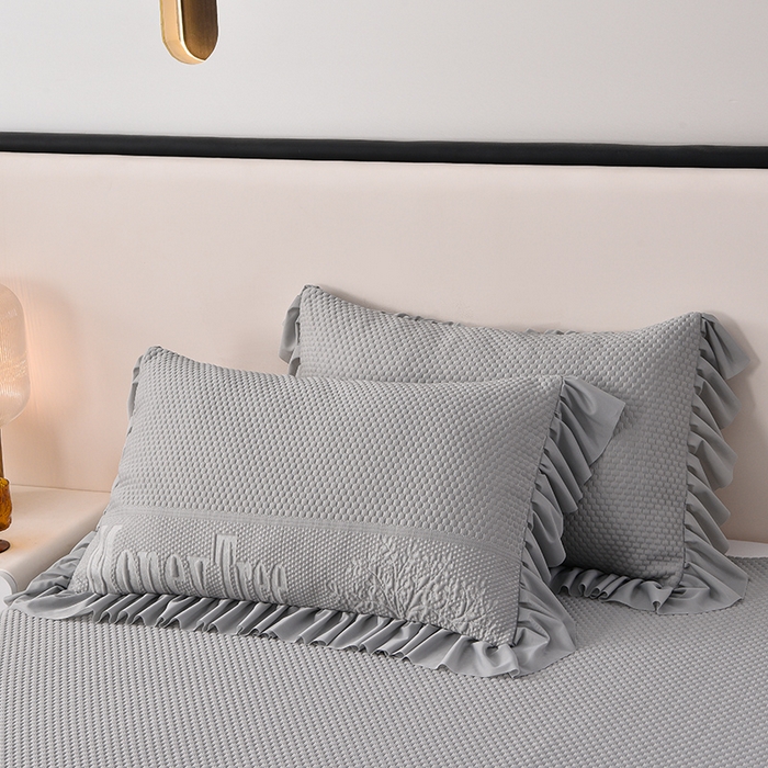 91家纺网 家纺一手货源 找家纺 诺梵家纺 2025新款 pe 乙纶立体提花凉豆豆席凉席床裙款【控价1.5米119 ；1.8米129；2.0米139】 金钱树-灰