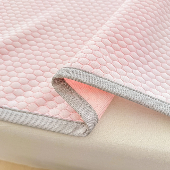 91家纺网 家纺一手货源 找家纺 雪鲨家纺  2025新款凉感冰豆豆凉席凉豆豆三件套冰丝提花软席PE 小熊粉