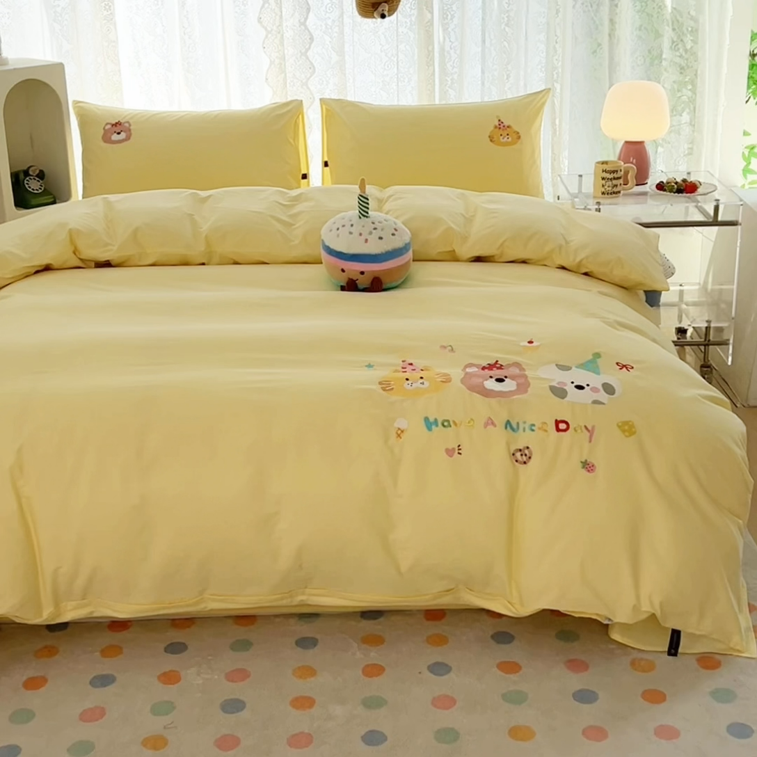 91家纺网 家纺一手货源 找家纺 曼町家居 2025春夏新款40支全棉纯棉水洗棉刺绣四件套 萌趣熊抱-奶油黄