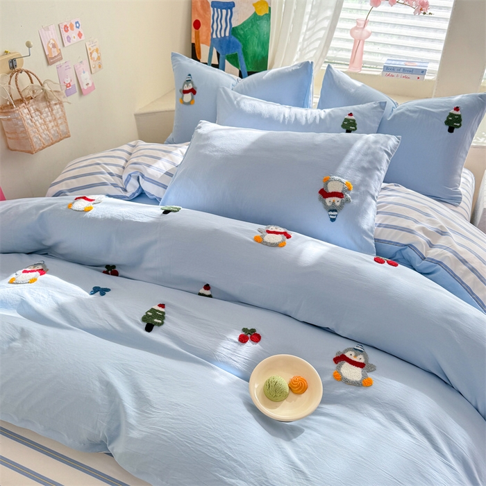 91家纺网 家纺一手货源 找家纺 多品 2025春夏新款水洗棉毛巾绣卡通系列被套单件-单被套 豆丁企鹅 蓝条