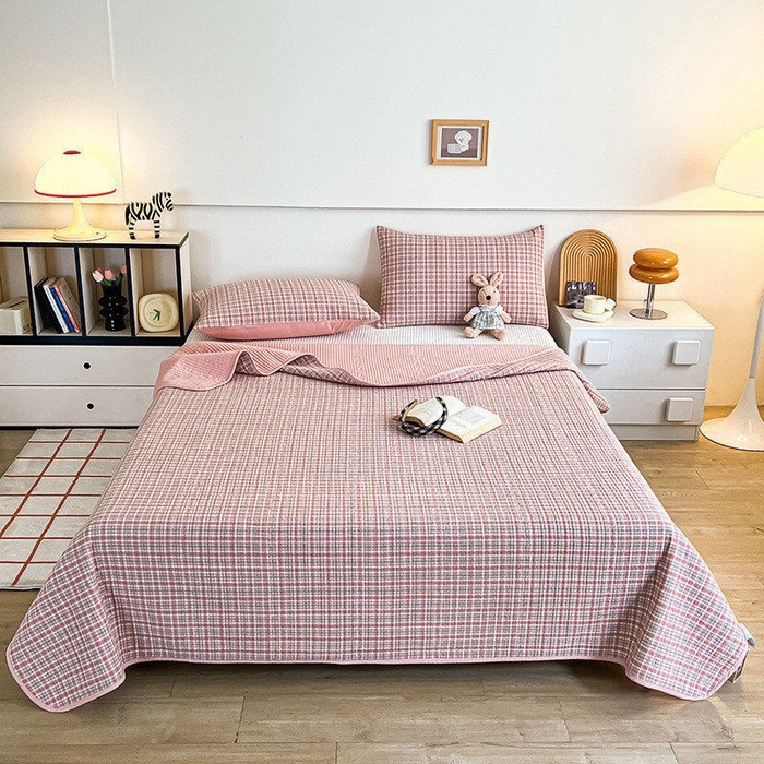 91家纺网 家纺一手货源 找家纺 沐纯家居 2025新款格子款天丝棉床盖三件套 布丁粉