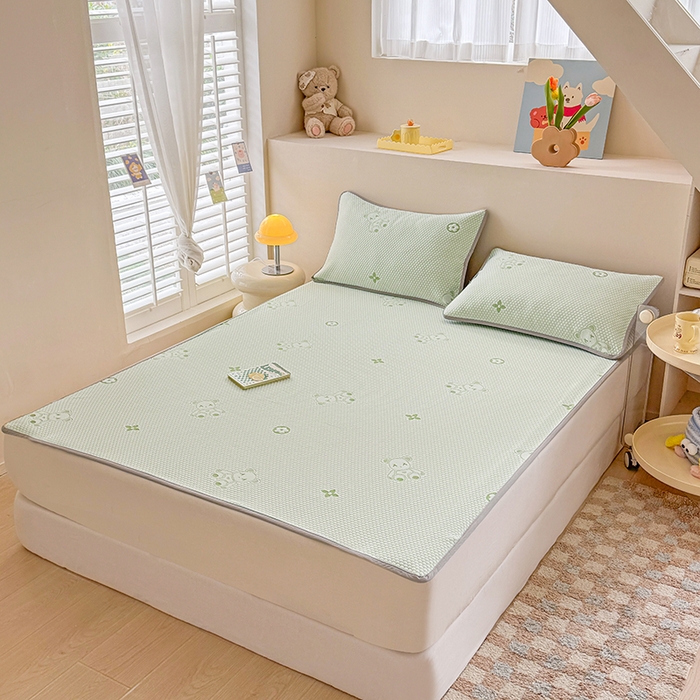 91家纺网 家纺一手货源 找家纺 雪鲨家纺  2025新款凉感冰豆豆凉席凉豆豆三件套冰丝提花软席PE 小熊绿