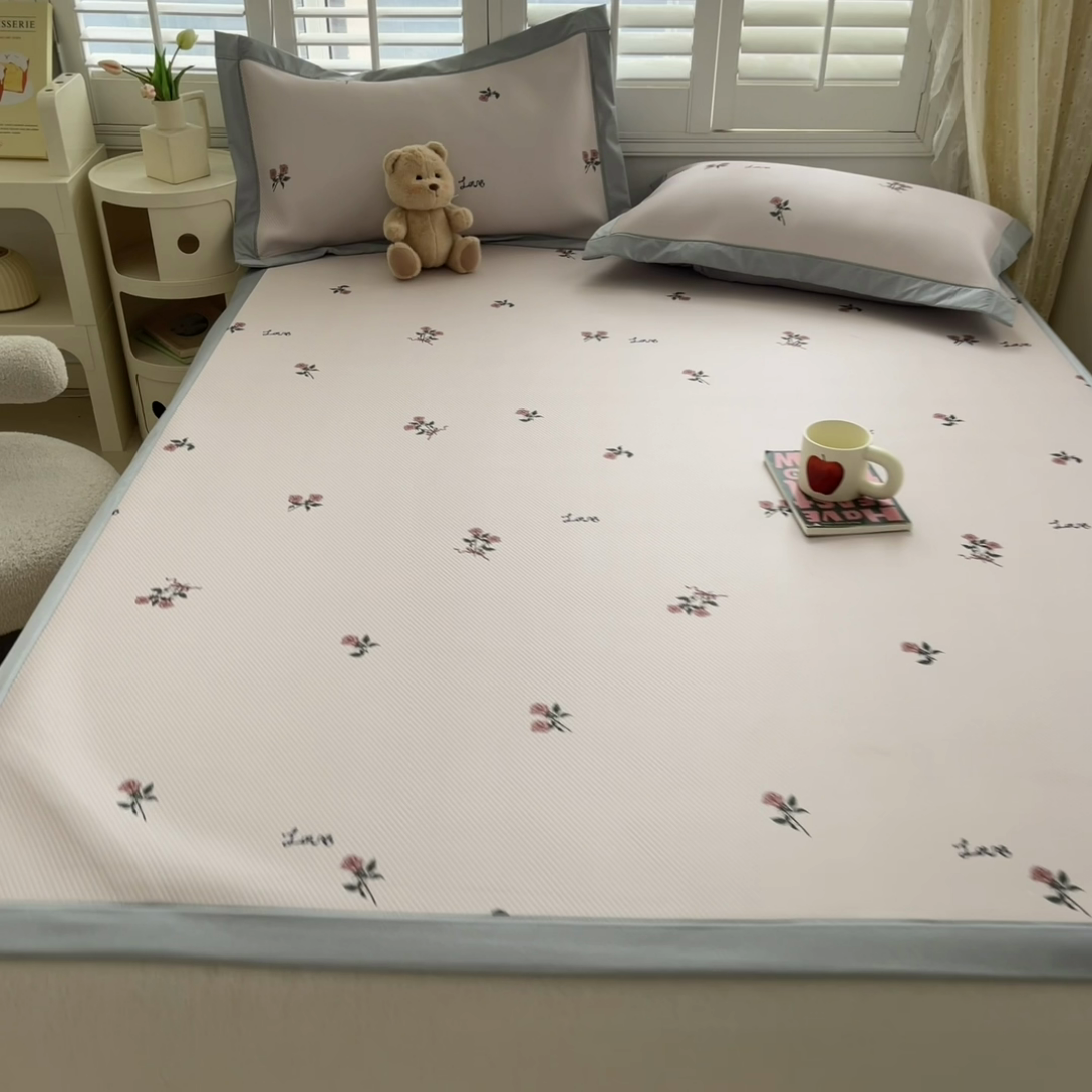 91家纺网 家纺一手货源 找家纺 星座家纺 2025新款复合提花凉感丝凉席三件套平铺款 尤克里里粉