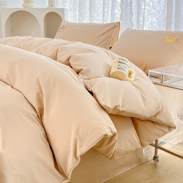 91家纺网 家纺一手货源 找家纺 曼町家居 2025春夏新款40支全棉纯棉水洗棉刺绣四件套 萌趣熊抱-浅纱色