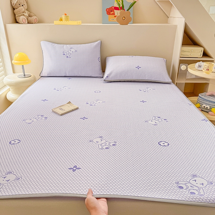 91家纺网 家纺一手货源 找家纺 雪鲨家纺  2025新款凉感冰豆豆凉席凉豆豆三件套冰丝提花软席PE 小熊紫