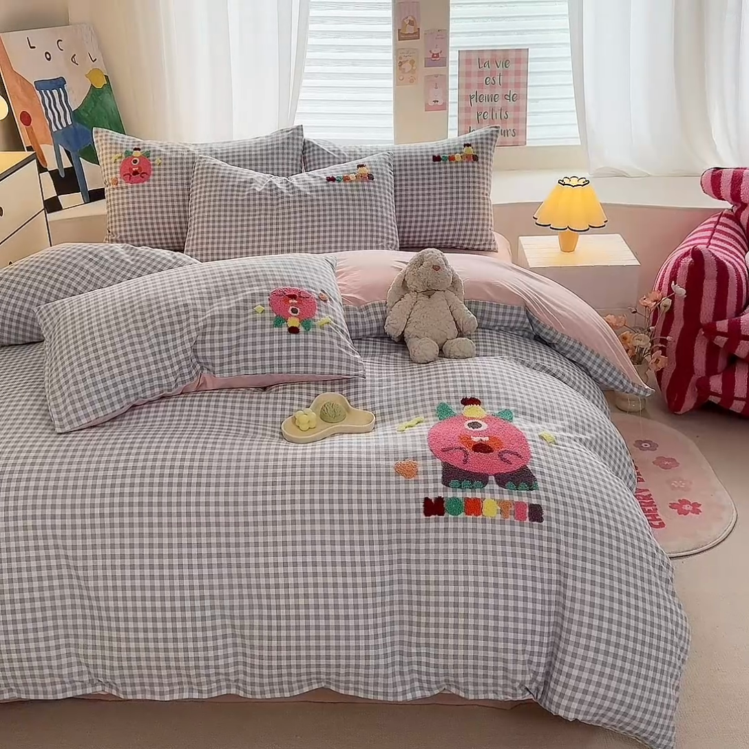 91家纺网 家纺一手货源 找家纺 多品 2025春夏新款水洗棉毛巾绣卡通系列四件套-系列二 格子怪兽