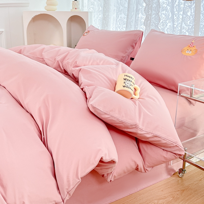 91家纺网 家纺一手货源 找家纺 曼町家居 2025春夏新款40支全棉纯棉水洗棉刺绣四件套 萌趣熊抱--慕斯粉